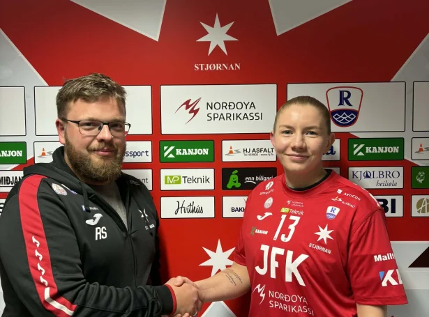 Brynja Høj - nú í reyðum - saman við formanninum í Stjørnuni, Regini Sivertsen. Talan kann gerast um ógvuliga týðandi undirskrift hjá felagnum úr Klaksvík (Mynd: Stjørnan)