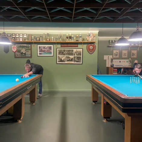 Ólavur Kjølbro og Urbanus Olsen úr Klaksvíkar Billardfelag hava lagt seg á odda í FM kappingini í billard fyri lið. Mynd Jan Müller