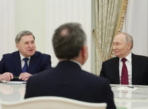 Jurij Usjakov, uttanríkispolitiskur ráðgevi hjá russiska forsetanum, russiski forsetin, Vladimir Putin, og serliga amerikanska sendifólkið, Steve Witkoff á fundi í Moskva (Mynd: EPA)