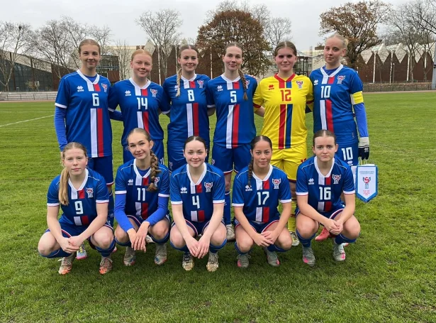 Føroyska liðið, ið byrjaði á vøllinum móti Spania (Mynd: Jógvan Páll Joensen)