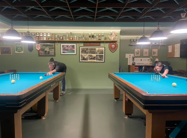 Ólavur Kjølbro og Urbanus Olsen úr Klaksvíkar Billardfelag hava lagt seg á odda í FM kappingini í billard fyri lið. Mynd Jan Müller