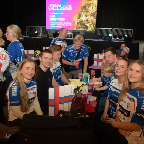 Myndir: Føroysku áskoðarnir hita upp áðrenn dystin ímóti Serbia