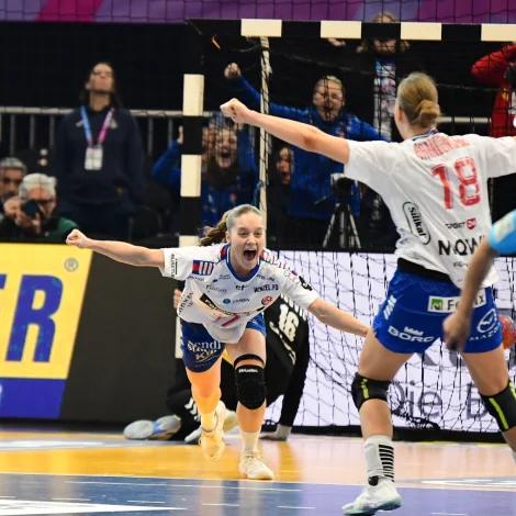 Myndir: Spældu javnt ímóti Serbia