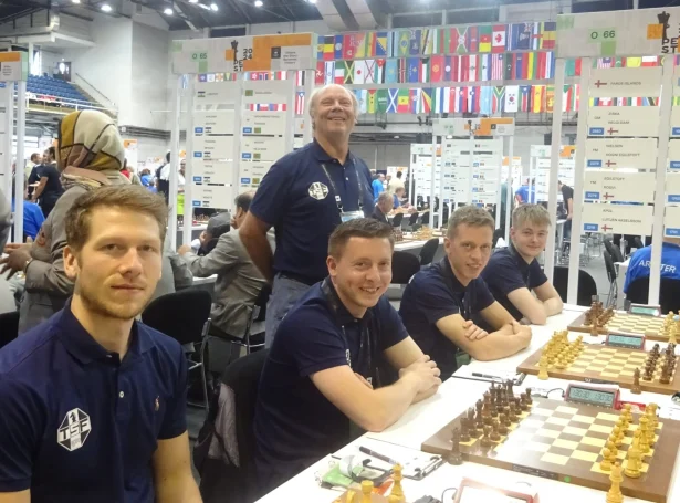 Hesir mynda toppin í føroyskari telving: f.v. Helgi Dam Ziska, Høgni Egilstoft Nielsen, Rógvi Egilstoft, Luitjen Akselsson Apol og John Rødgaard (standandi). Myndin er tikin á talvolympiaduni í Budapest í fjør