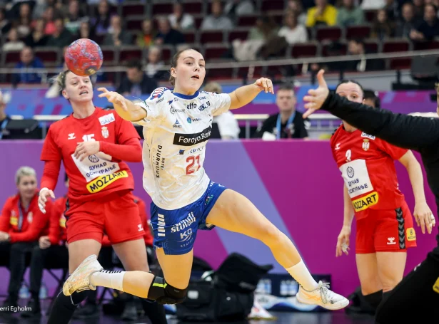 Maria Pálsdóttir Nólsoy og hinar eru í gongd við at fyrireika seg til enn eitt endaspæl - her er bakspælarin, sum fer at fáa stóran leiklut í Póllandi, undir HM-dysti (Mynd: Sverri Egholm)