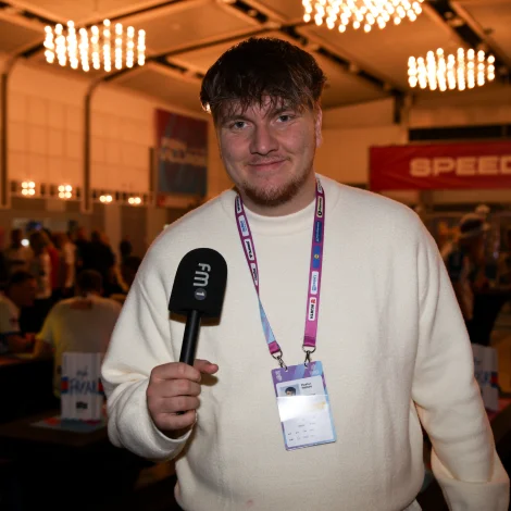 Pætur Nolsøe var eisini við mikrofonini í Trier og Dortmund til endaspælið hjá kvinnum - eftir túr við Norrønu er hann til reiðar til upptaktir og annað á FM1 (Mynd: Sverri Egholm)