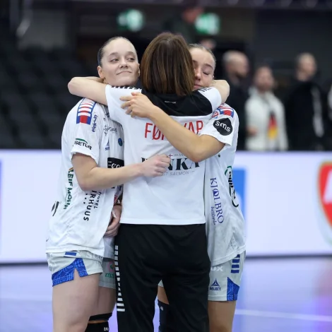 - Aftur í kvøld prógvaðu kviku bakspælararnir sítt stóra virði fyri Føroyar: Javnsettar toppskjúttar, nógv upplegg/vunnin brotskøst umframt at tær tóku eina rúgvu av vunnum nærdystum og ábyrgd. Mongu málini og uppleggini hjá Janu Mittún og Súnu Krossteig Hansen rukku tó ikki í tungum dysti (Mynd: Sverri Egholm)