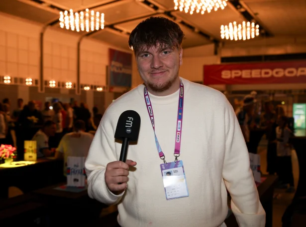 Pætur Nolsøe var eisini við mikrofonini í Trier og Dortmund til endaspælið hjá kvinnum (Mynd: Sverri Egholm)