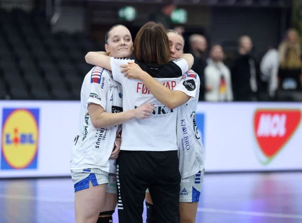 - Aftur í kvøld prógvaðu kviku bakspælararnir sítt stóra virði fyri Føroyar: Javnsettar toppskjúttar, nógv upplegg/vunnin brotskøst umframt at tær tóku eina rúgvu av vunnum nærdystum og ábyrgd. Mongu málini og uppleggini hjá Janu Mittún og Súnu Krossteig Hansen rukku tó ikki í tungum dysti (Mynd: Sverri Egholm)