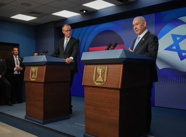 Týski samveldiskanslarin, Friedrich Merz, og ísraelski forsætisráðharrin, Benjamin Netanyahu á tíðindafundi í dag (Mynd: EPA)