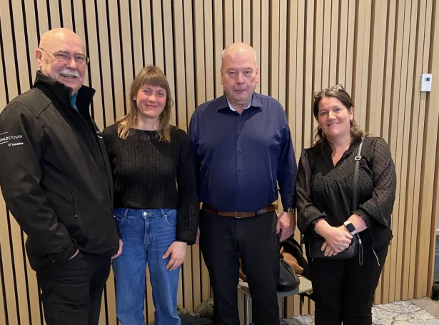 Limir i nevndini í Alzheimerfelagnum saman vi borgarsjtóranum í Runavíkar kommunu. Frá vinstru: Hilmar Augustinussen, Lív Mikkelsen, Torbjørn Jacobsen og Unn Justinussen (Mynd: Alzheimerfelagið)