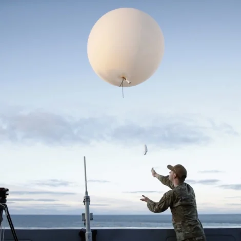 Kennir seg hótt av smuglaraballónum