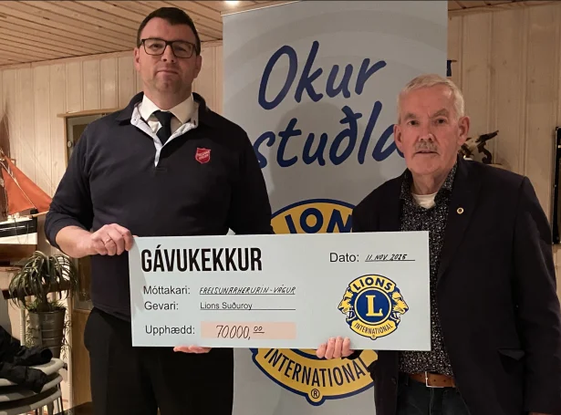 Bent Albinus, forseti í Lions Suðuroy, høgrumegin, handaði Sámali Midjord, leiðara á Frelsunarherinum í Suðuroy, kekkin á 70.000 krónur