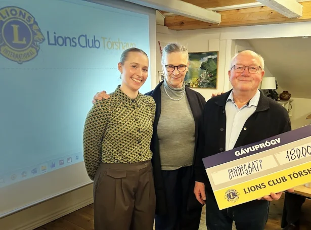 Ninna Reinert Simonsen og Súsanna Olsen frá Sinnisbata tóku ímóti stuðlinum frá forsetanum í Lions Tórshavn, Leif Ellingsgaard