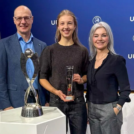 Halla Morgan Ejdesgaard saman við foreldrunum í høvuðssætinum hjá UEFA í Nyon í Sveis (Mynd: ingi Arge/FSF)