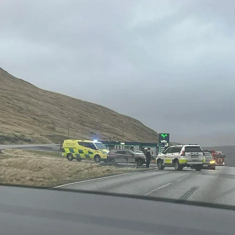 Tveir bilar rendu saman í Kollafjarðardali