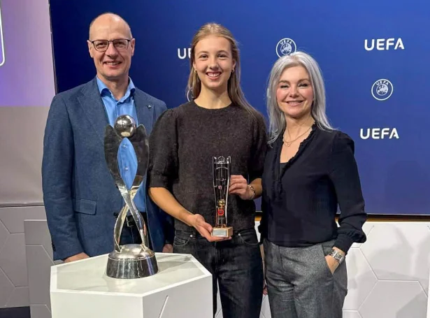 Halla Morgan Ejdesgaard saman við foreldrunum í høvuðssætinum hjá UEFA í Nyon í Sveis (Mynd: ingi Arge/FSF)