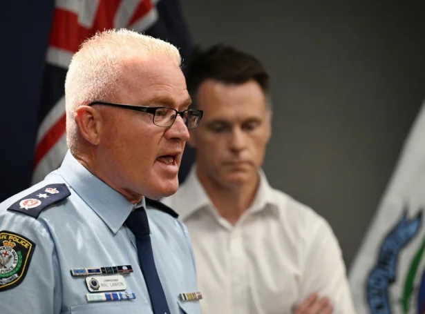 Mal Lanyon, politikommisserur á tíðindafundi í dag (Mynd: EPA)