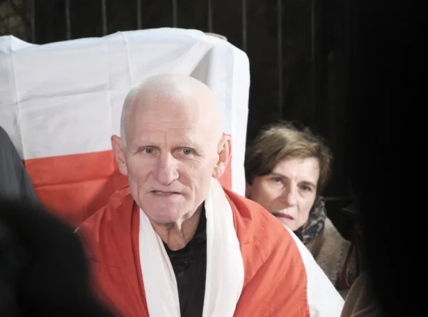 Ales Bialiatski, sum í 2022 fekk friðarheiðursløn Nobels varð leyslatin leygardagin (Mynd: EPA)