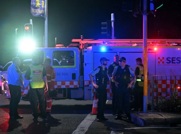 Løgreglufólk arbeiða á staðnum (Mynd: EPA)