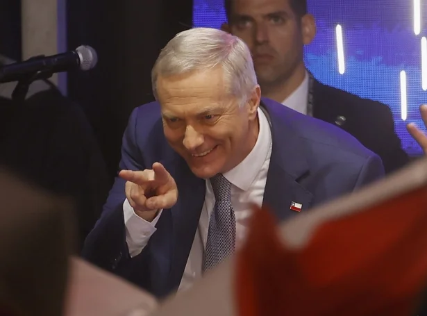 Jose Antonio Kast fegnast um valsigurin. Hetta var triðju ferð, at hann stillaði upp til forsetaval (Mynd: EPA)