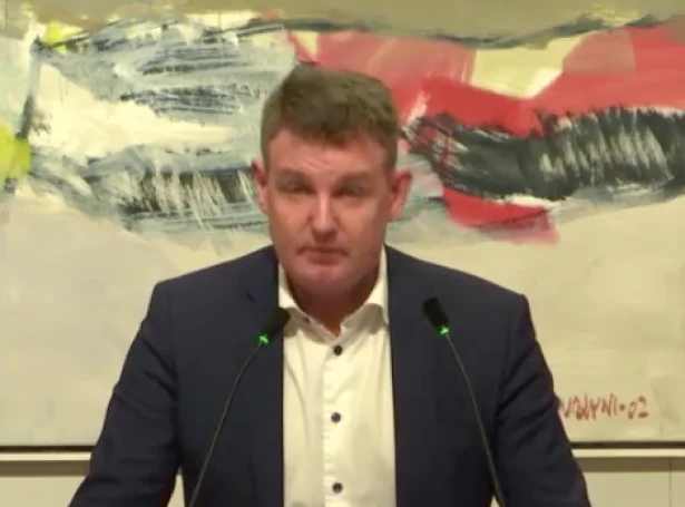 Løgmaður hevði orðið fyri løtu síðani (Skíggjamynd)