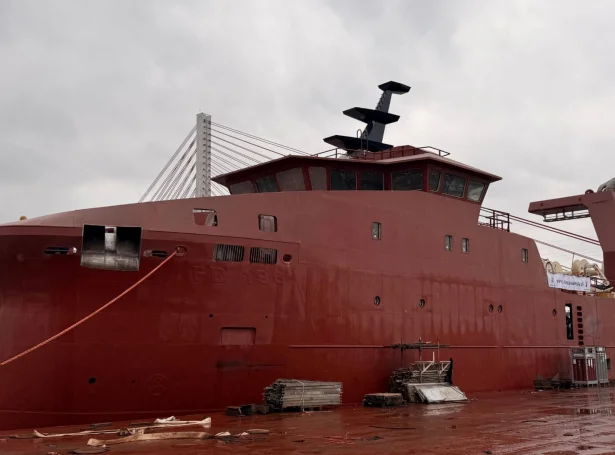 Skrokkurin hjá Dunga Jákup er seinkaður nakrar dagar (Mynd: Varðin)