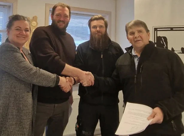 Anfinnur Kruse og Tonny Kruse fyri Sp/f Búð saman við Jógvani í Skorini og Tove Kruse Samuelsen fyri Eiðis kommunu (Mynd: Eidi.fo)