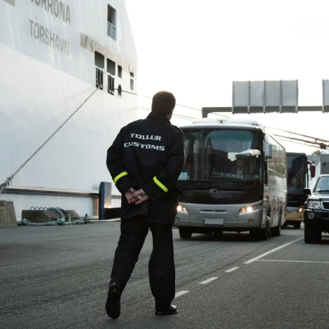 Smuglaðu fýra kilo av hassji við fraktskipi