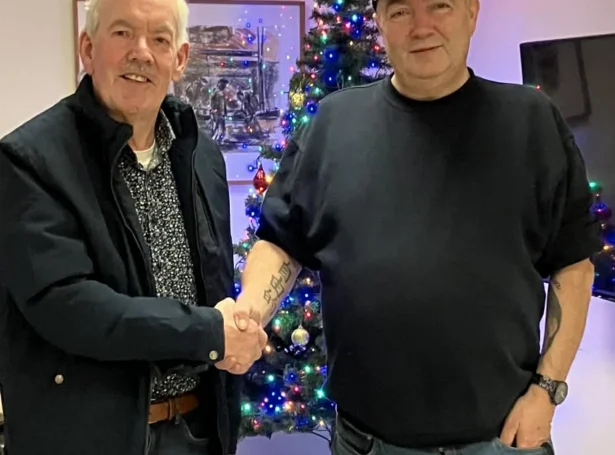 Martin Kúrberg, leiðari á Herberginum, høgrumegin, takkar Bent Albinus, forseta í Lions Suðuroy, fyri gávuna