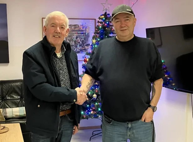 Martin Kúrberg, leiðari á Herberginum, høgrumegin, takkar Bent Albinus, forseta í Lions Suðuroy, fyri gávuna