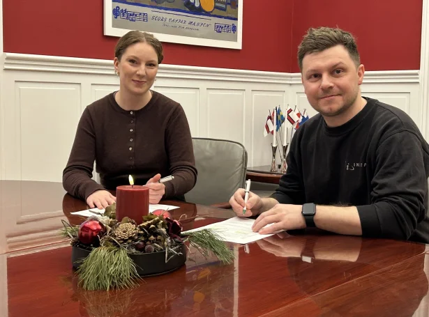 Elsa Berg, borgarstjóri í Tórshavnar kommunu, og Kristoffur D. Joensen, stjóri í sp/f Install skrivaðu undir sáttmála hósdagin (Mynd: Tórshavnar kommuna)