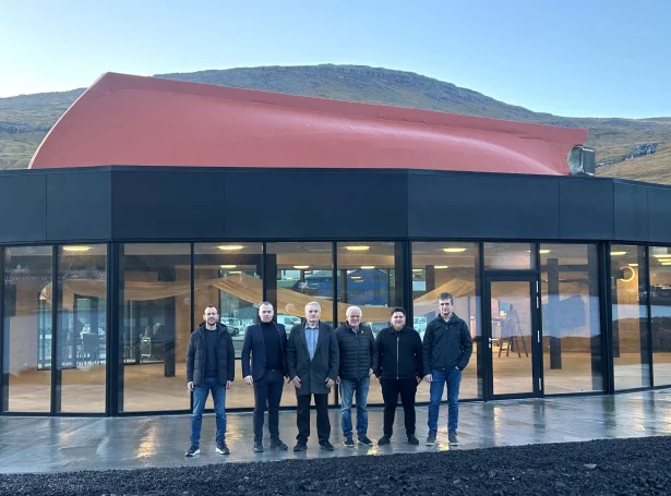 Byggileiðslan: Pól Mohr, verkætlanarleiðari hjáJ&K, Sigtór A Petersen, stjóri hjá J&K, Sjúrður Poulsen, formaður í áhugafelagnum Sjósavn og mentanarhús í Vágum, Pól Skarðenni, sniðgevi, Sonni Zachariasen, nevndarlimur í áhugafelagnum Sjósavn og mentanarhús í Vágum og Einar Brimnes, ráðgevi hjá Ráð