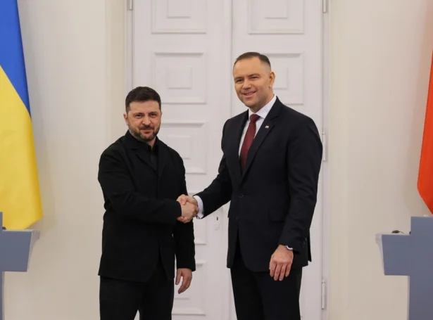 Ukrainski forsetin, Volodymyr Zelenskyj og pólski forsetin, Karol Nawrocki á tíðindafundi í Varsjava fríggjadagin (Mynd: EPA)