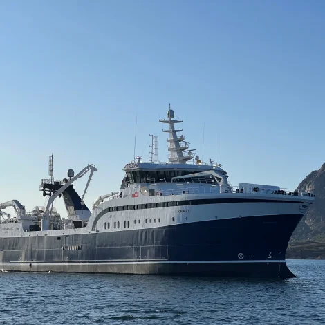 Jólaheilsan frá grønlendska trolaranum Tuugaalik