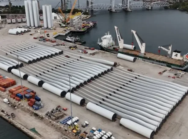 Avgerðin at steðga vindmylnuútbyggingum í USA kann kosta donskum fyritøkum dýrt