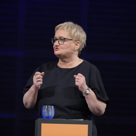 Ruth Vang hevur svarað fyrispurningi frá Jóhannis Joensen