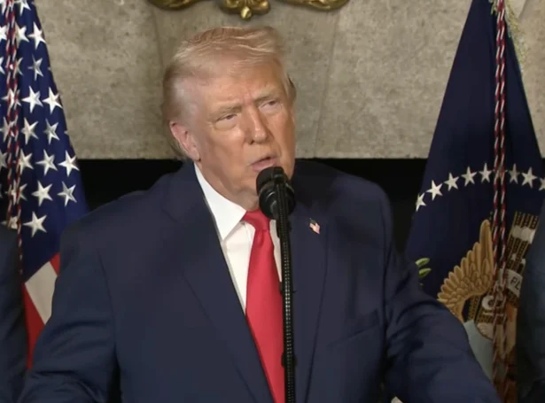 Donald Trump á tíðindafundinum í Mar-a-Lago í nátt (Skíggjamynd: BBC)