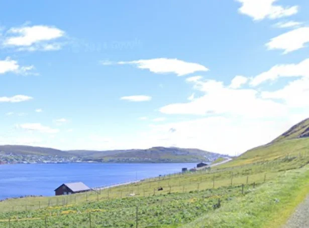 Tað er í hesum økinum, at Sjóvar kommunu nú ætlar at bjóða vinnufyritøkum (Mynd: Google)