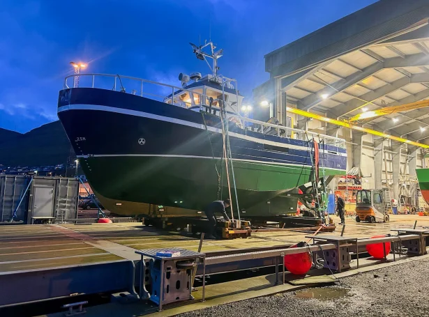 Alibáturin sum Bakkafrost eigur, hevur fingið eina yvirháling hjá KJ í Klaksvík og varð flotaður aftur tollakmessumorgun (Mynd: KJ)