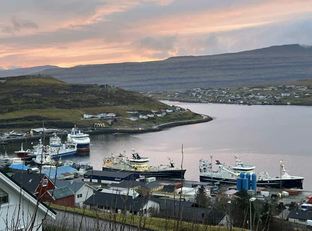 Fleiri skip liggja á Runavík (Mynd: Katrin Jóanesarson)