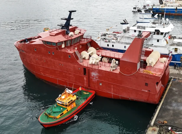 Skrokkurin hjá Dunga Jákup kom á Skála jólaaftansmorgun (Mynd: Kiran Jóanesarson)