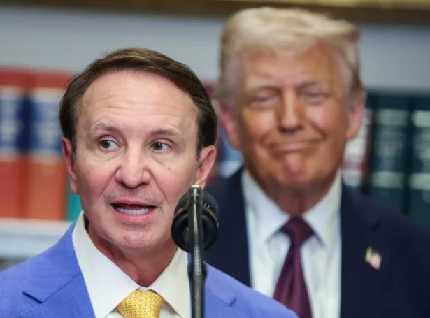 Jeff Landry, guvernørur í Louisiana og serligt sendifólk til Grønlands, og amerikanski forsetin, Donald Trump (Mynd: EPA)