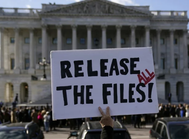 Mótmælisfólk við einum skelti uttanfyri Kongressbygningin í Washington D.C. 12. november (Mynd: EPA)