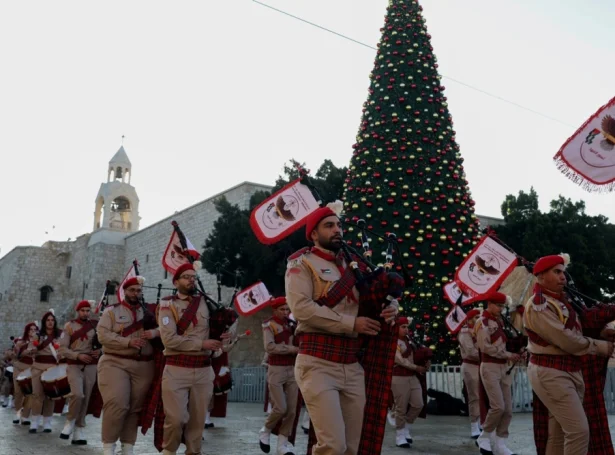 Kristin skótalið í jólaskrúðgongu í Betlehem (Mynd: EPA)
