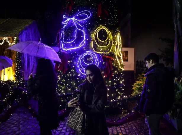 Fólk á jólamessu í Istanbul í fjør (Mynd: EPA)