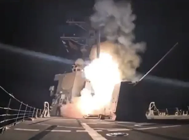 Amerikanska krígsmálaráðið hevur sent myndir út av amerikanskum herskipi har rakettir verða sendar avstað