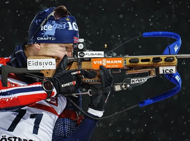 Sivert Guttorm Bakken avmyndaður í sambandi við kapping í Östersund í Svøríki fyrr í mánaðinum (Mynd: EPA)