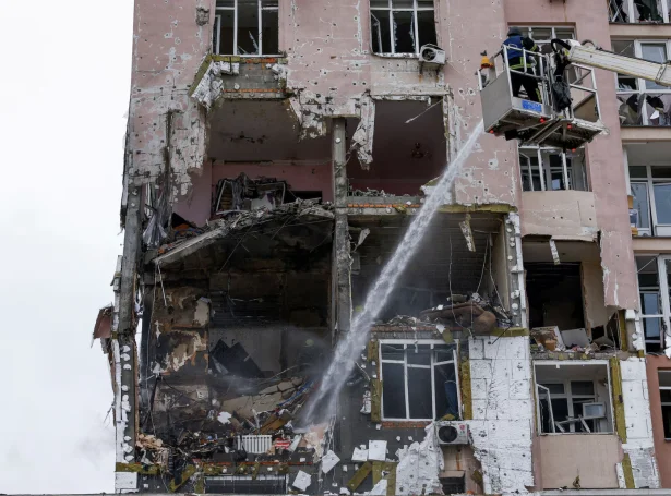 Íbúðarbygningur, sum fekk skaða í álopinum í nátt (Mynd: Reuters)