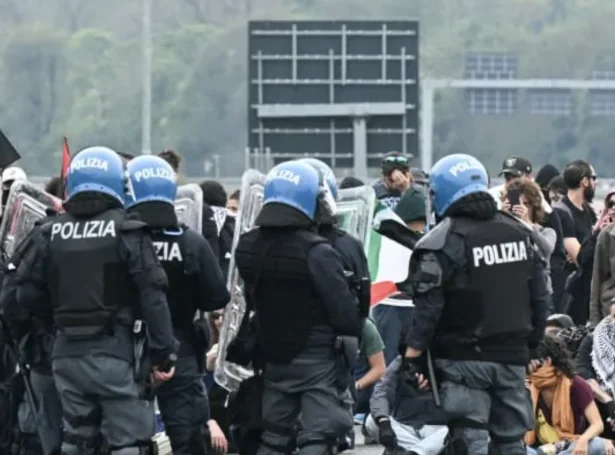 Italsk løgreglufólk í Milan (Mynd: AP)